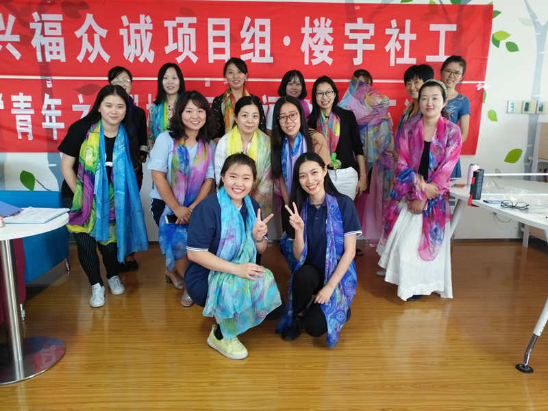 众诚兴福项目组：楼宇党群百变纱巾 发现最美的你